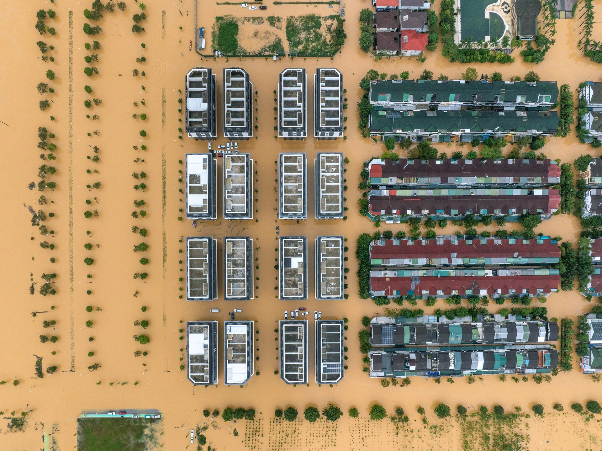 Cảnh tượng xứ Huế thơ mộng giữa bốn bề biển nước nhìn từ trên cao - Hình 15