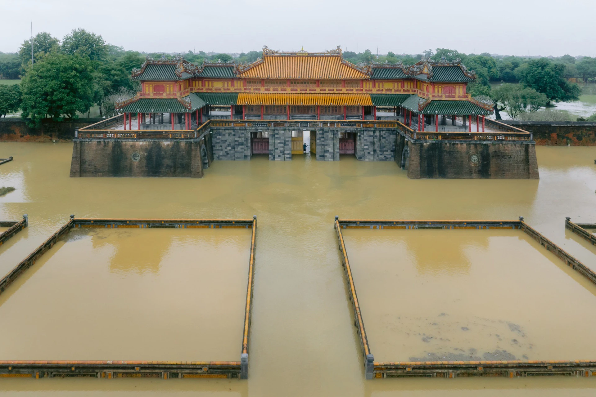 Cảnh tượng xứ Huế thơ mộng giữa bốn bề biển nước nhìn từ trên cao - Hình 4