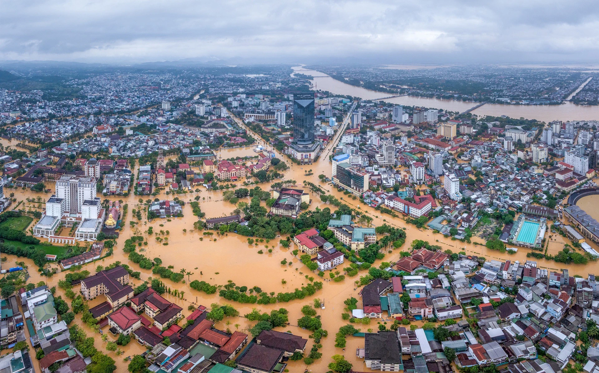 Cảnh tượng xứ Huế thơ mộng giữa bốn bề biển nước nhìn từ trên cao - Hình 5