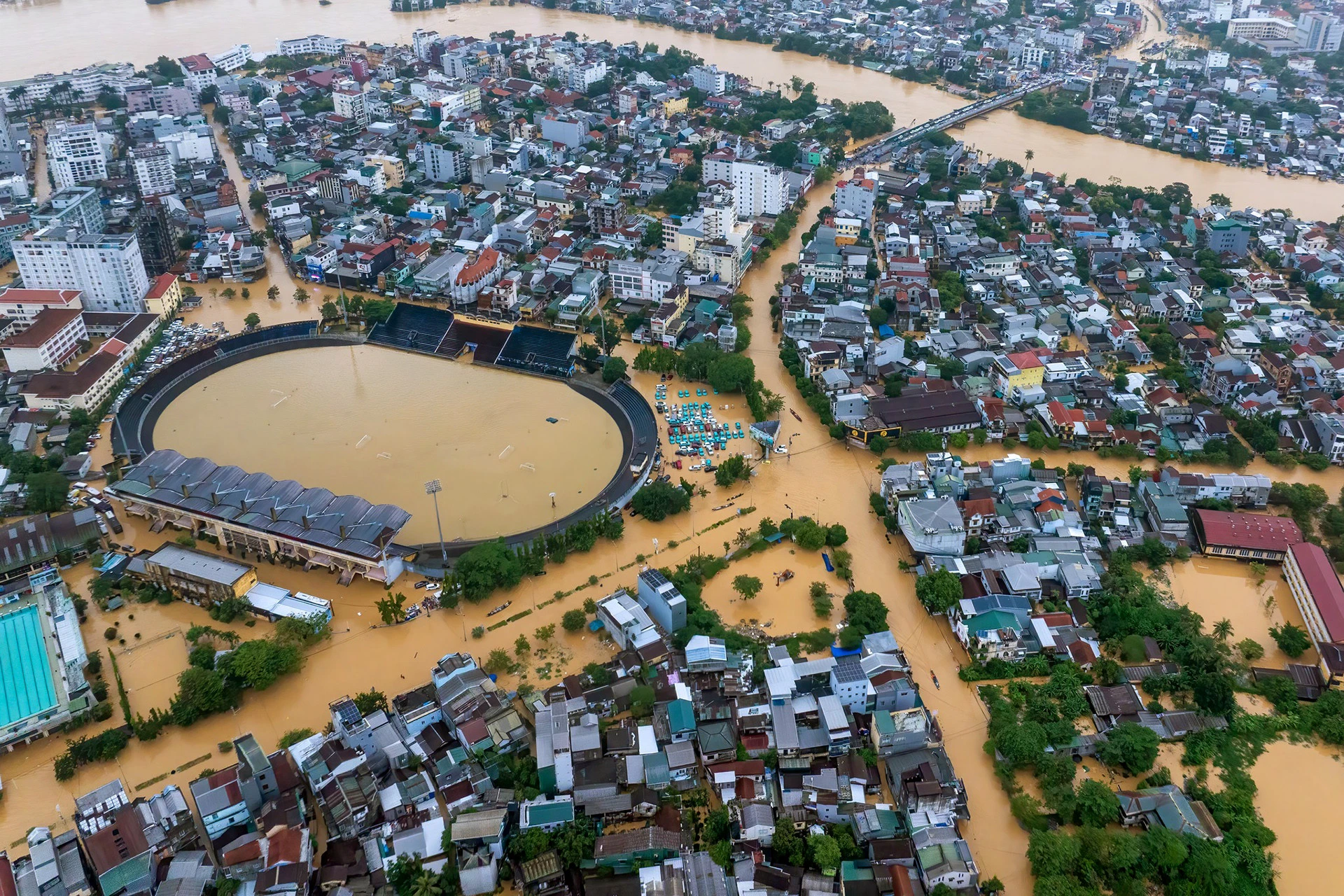 Cảnh tượng xứ Huế thơ mộng giữa bốn bề biển nước nhìn từ trên cao - Hình 16