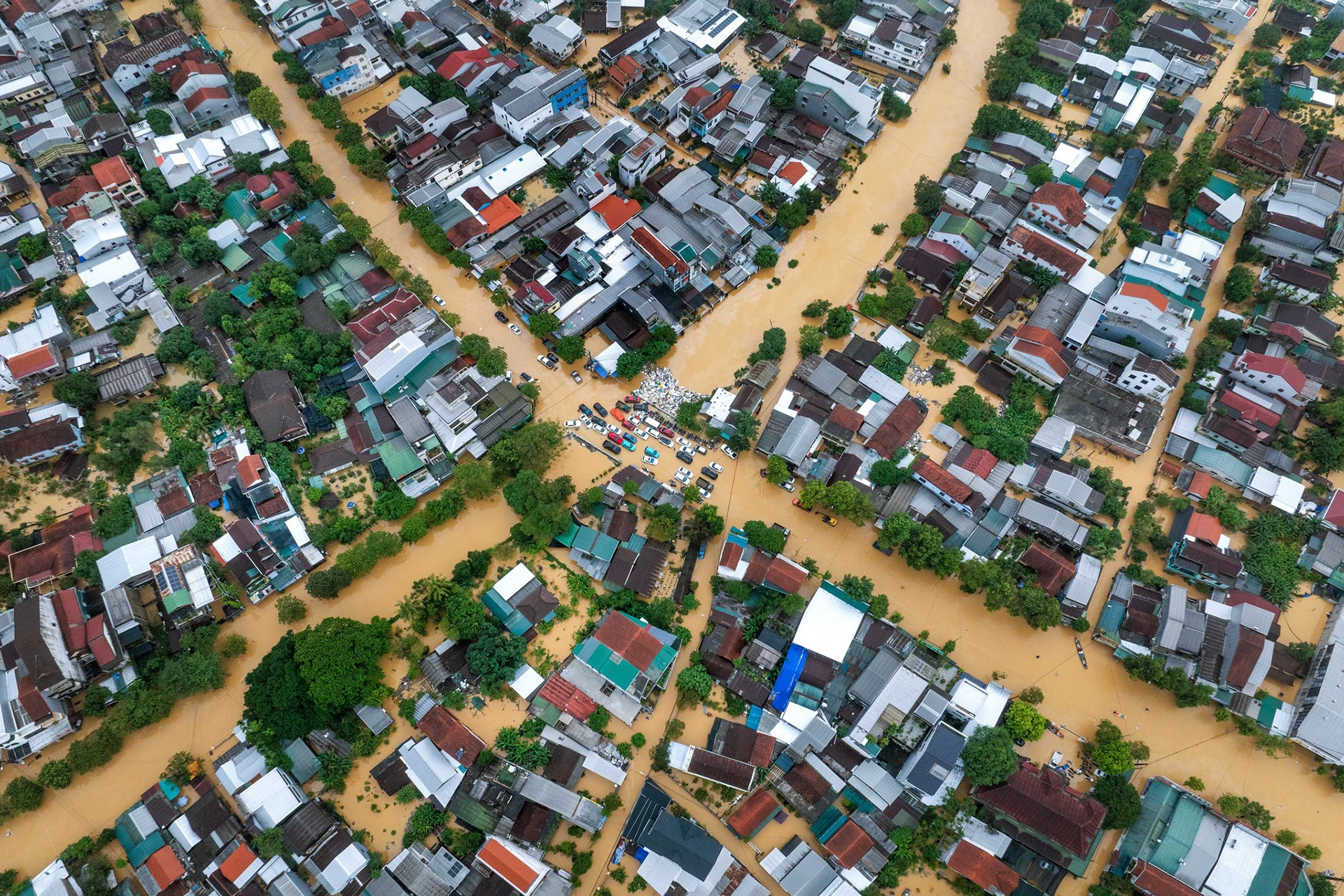 Cảnh tượng xứ Huế thơ mộng giữa bốn bề biển nước nhìn từ trên cao - Hình 12