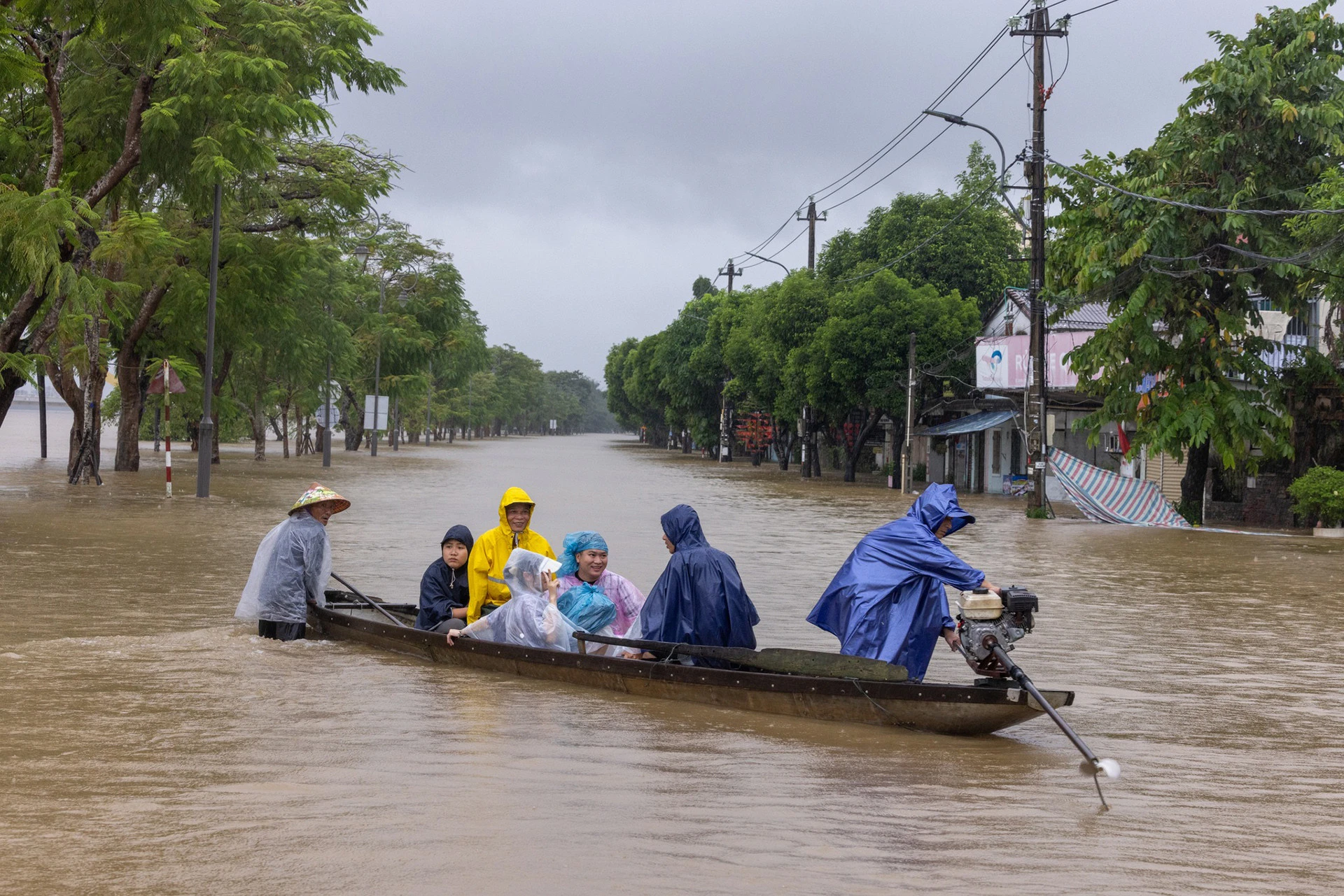Cảnh tượng xứ Huế thơ mộng giữa bốn bề biển nước nhìn từ trên cao - Hình 10