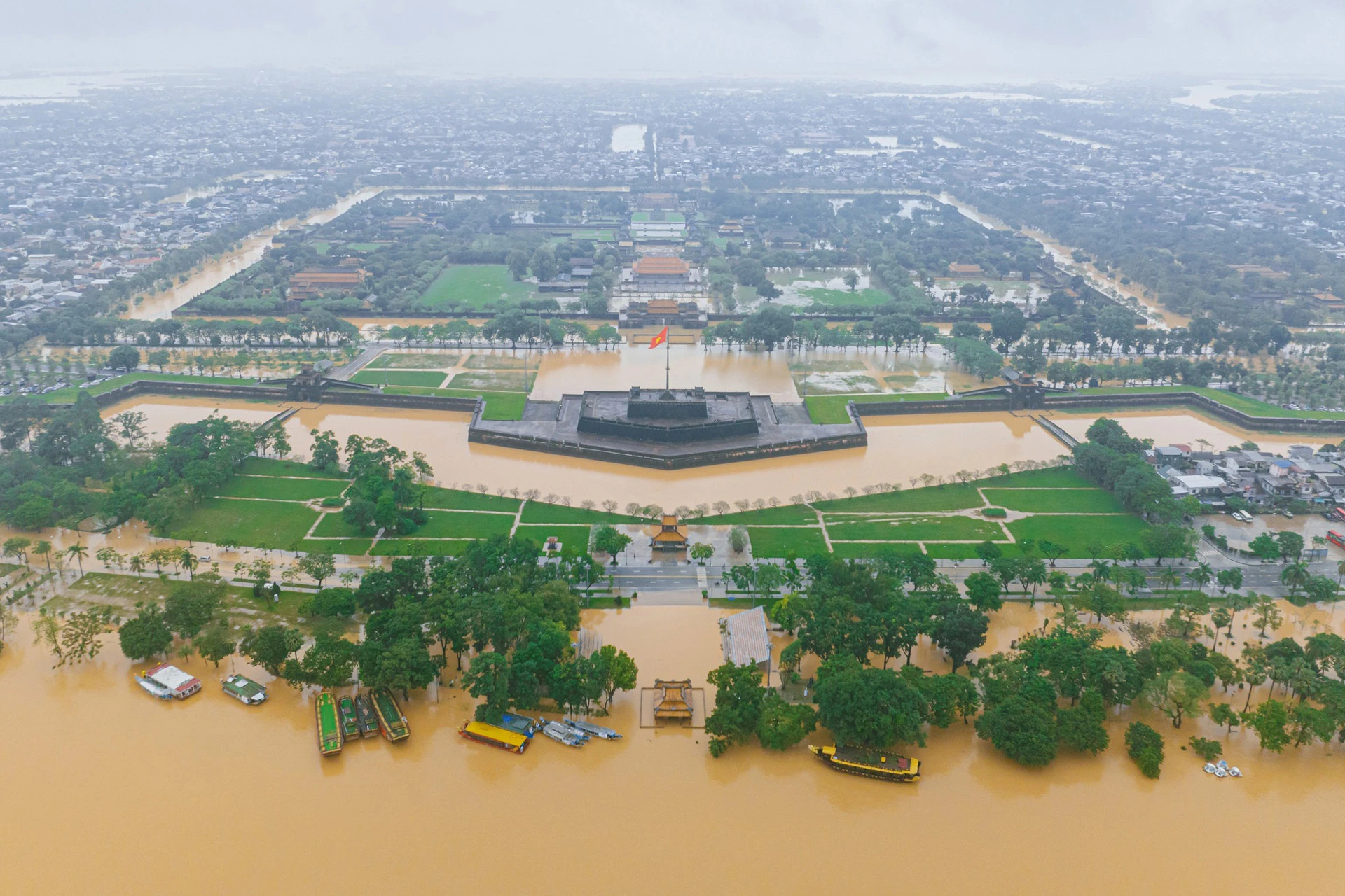 Cảnh tượng xứ Huế thơ mộng giữa bốn bề biển nước nhìn từ trên cao - Hình 3