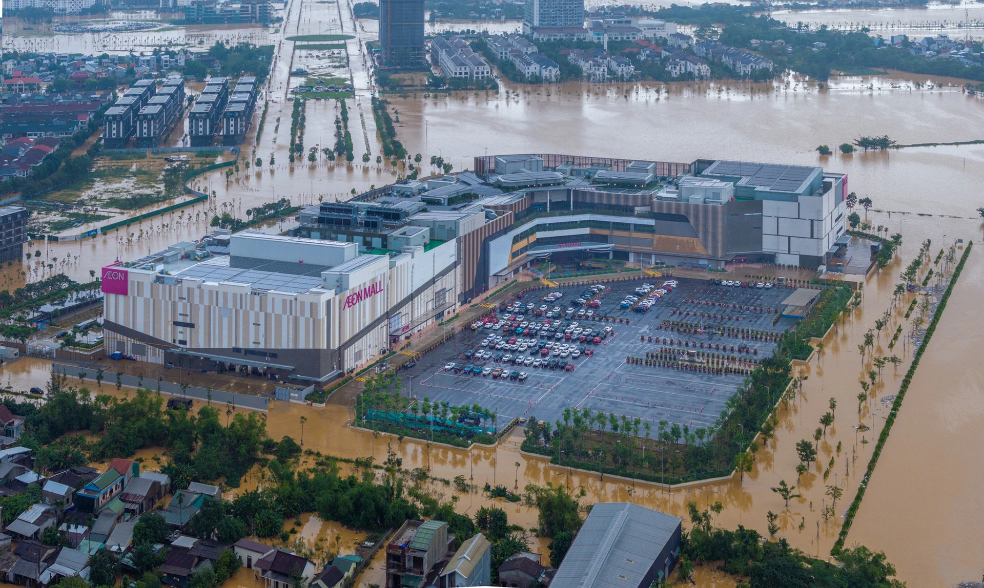 Cảnh tượng xứ Huế thơ mộng giữa bốn bề biển nước nhìn từ trên cao - Hình 13