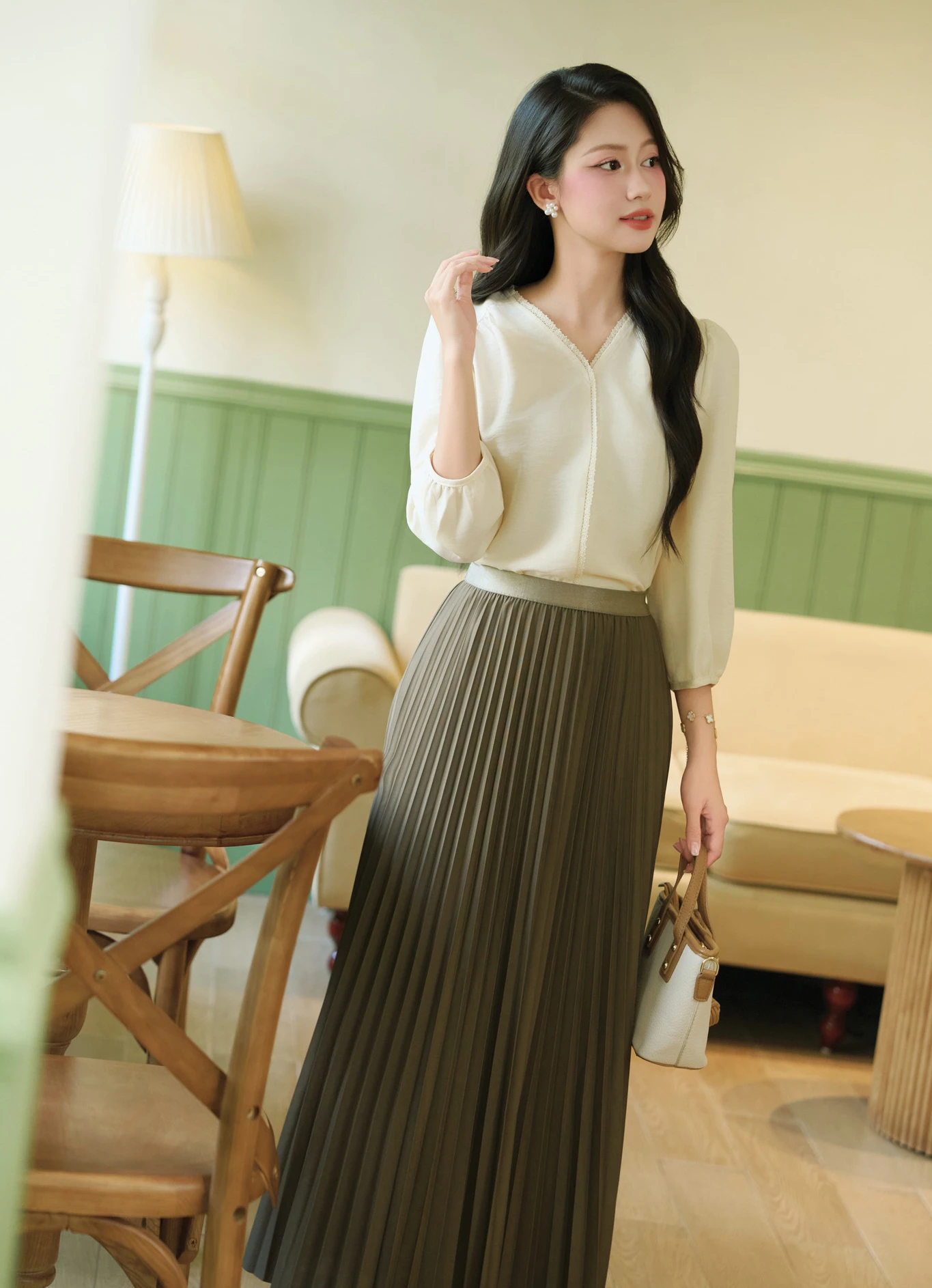 Chân váy xếp ly dẫn đầu xu hướng thời trang phái nữ - Hình 1