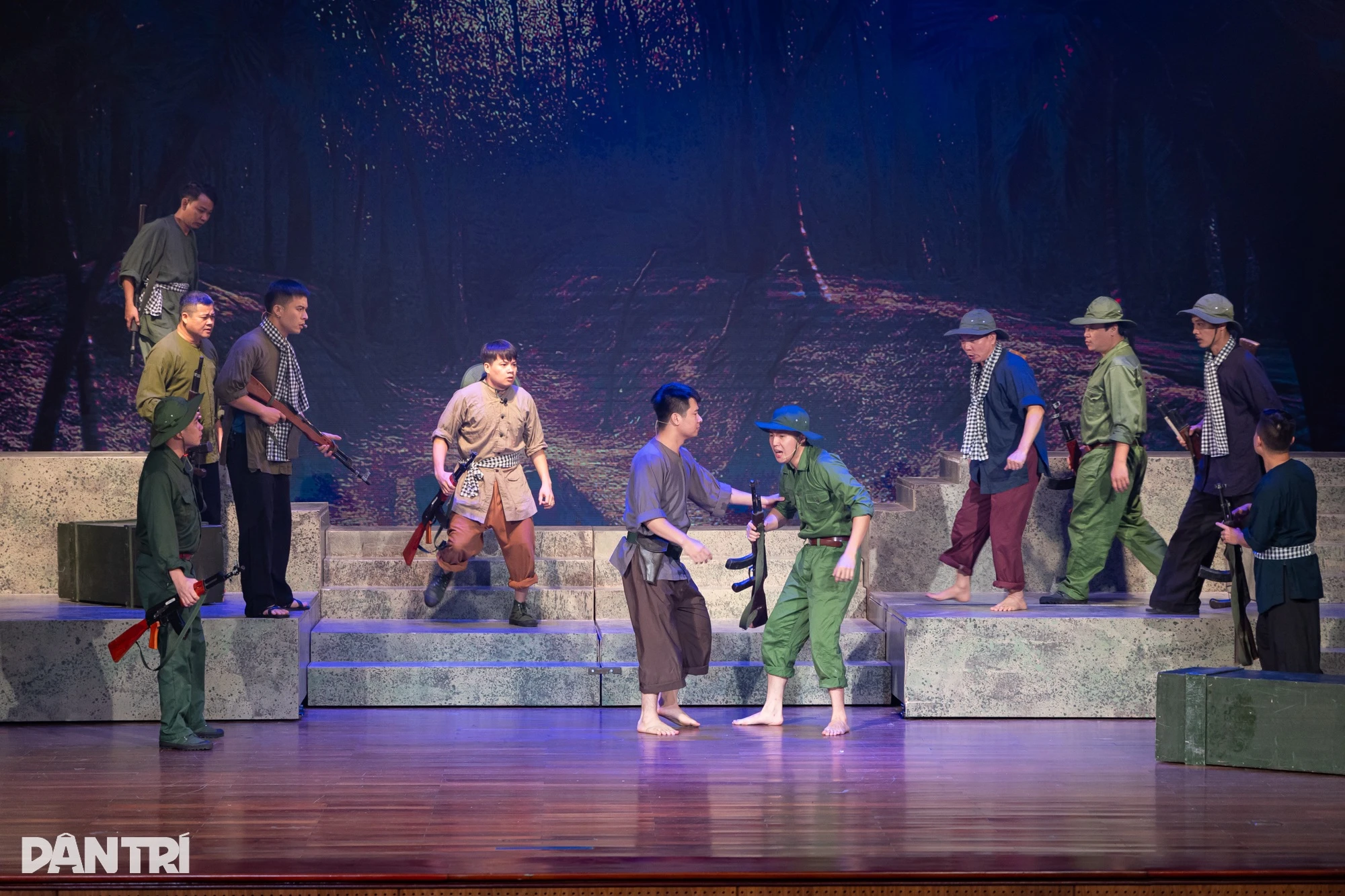 Danh hài Tự Long: Quá khứ phụ hồ, tuổi 52 là idol của giới trẻ - Hình 3