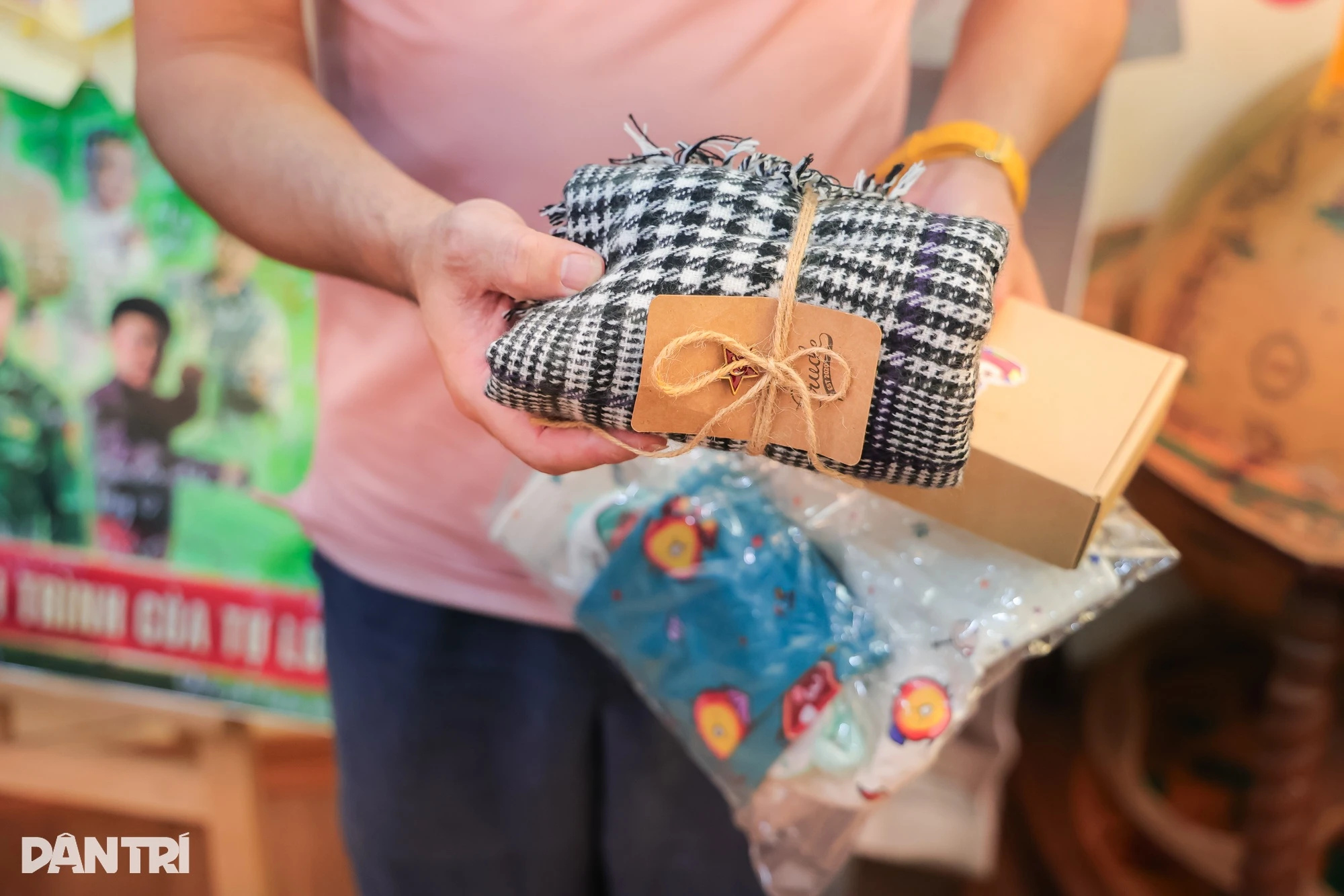 Danh hài Tự Long: Quá khứ phụ hồ, tuổi 52 là idol của giới trẻ - Hình 5