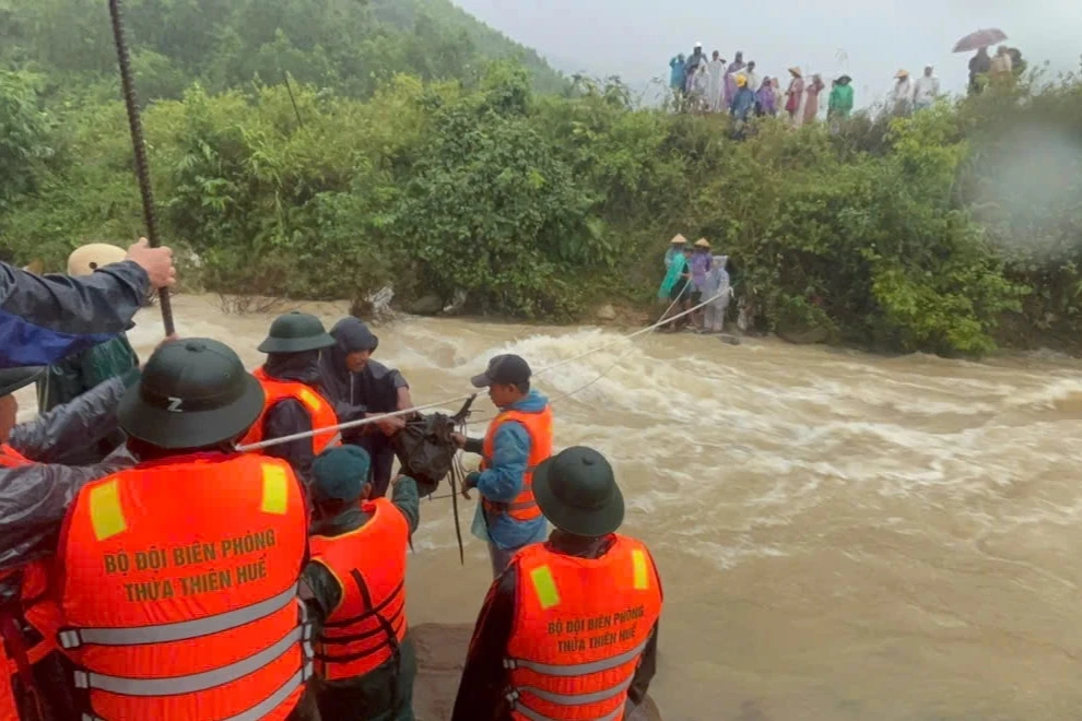 Dùng dây tiếp tế lương thực hơn 100 người bị lũ cô lập suốt 3 ngày - Hình 1