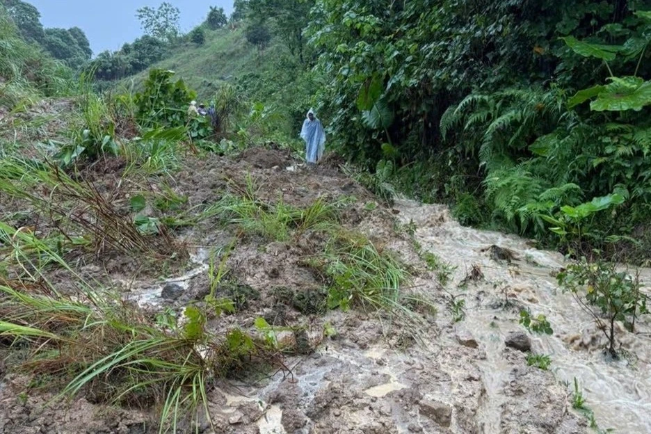 Dùng dây tiếp tế lương thực hơn 100 người bị lũ cô lập suốt 3 ngày - Hình 2