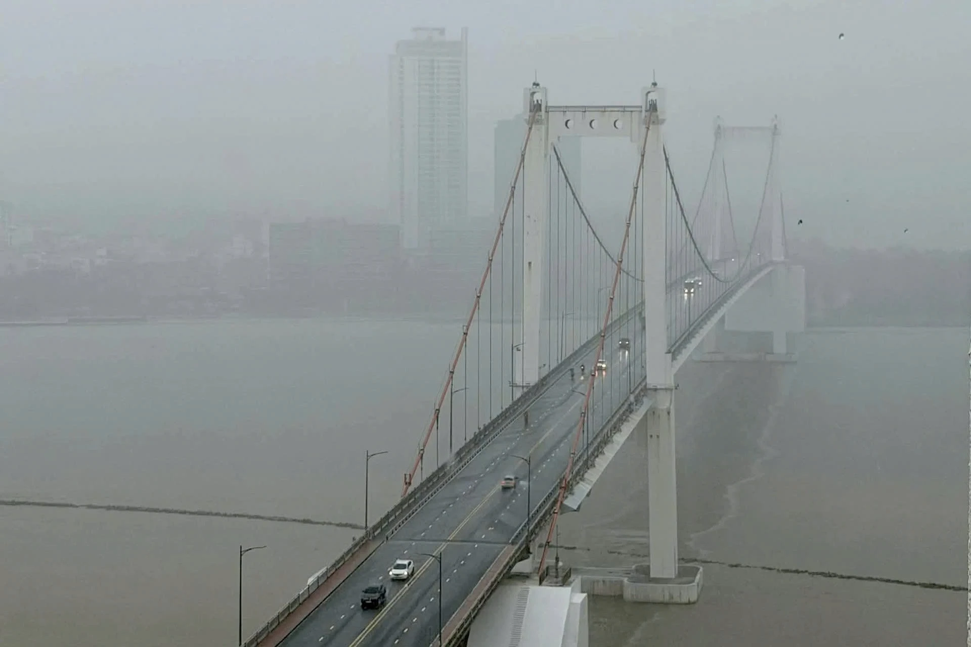 Em bé nằm ngoan trong thùng xốp khi được sơ tán khỏi vùng lũ Đà Nẵng - Hình 2