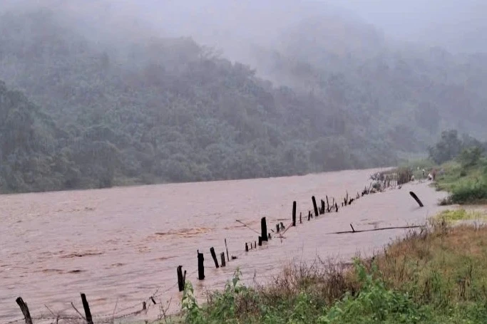 Hai người bị nước lũ, sạt lở đất cuốn trôi - Hình 1