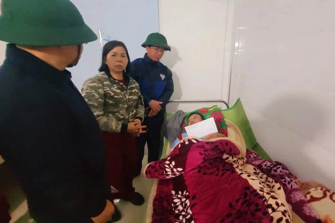 Hai người bị nước lũ, sạt lở đất cuốn trôi - Hình 2