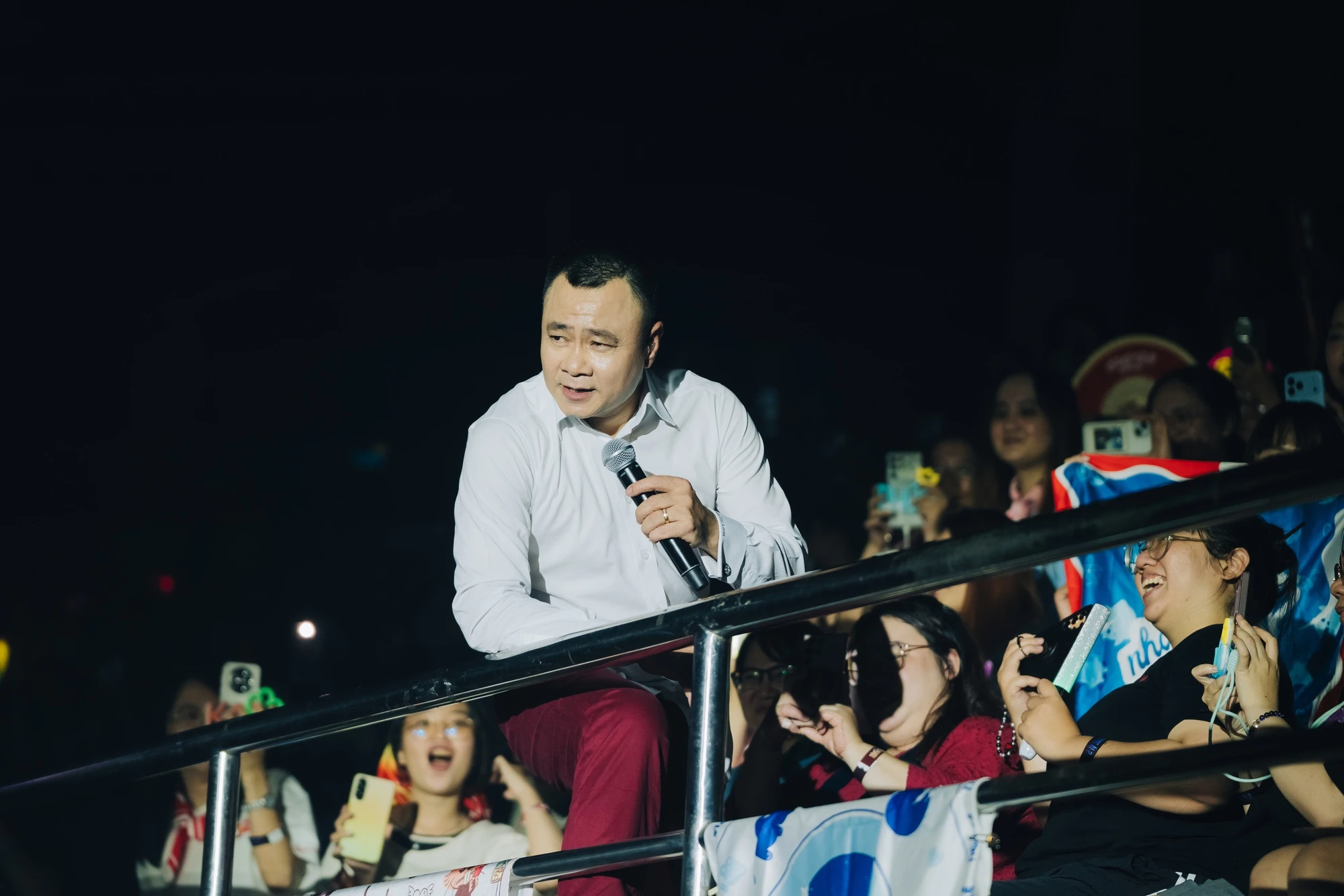 Hành động kỳ lạ của Tự Long - Hình 3