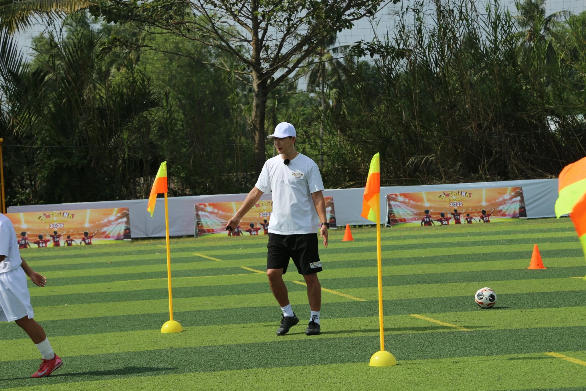 HLV Kim Sang Sik dốc hết sức cho cầu thủ nhí VN, nói về trận đấu với Thái Lan - Hình 5