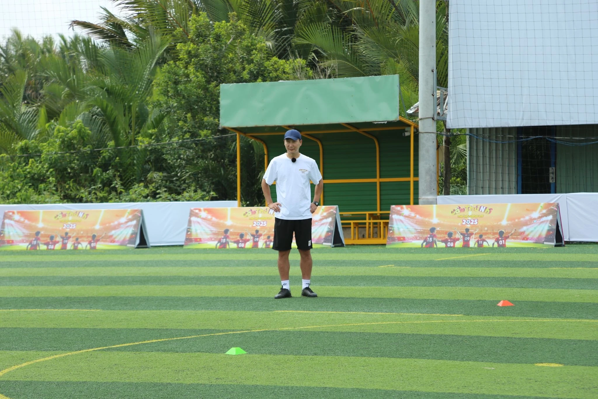 HLV Kim Sang Sik dốc hết sức cho cầu thủ nhí VN, nói về trận đấu với Thái Lan - Hình 1