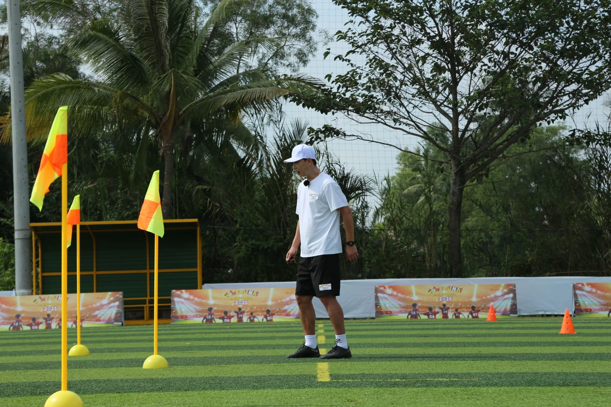 HLV Kim Sang Sik dốc hết sức cho cầu thủ nhí VN, nói về trận đấu với Thái Lan - Hình 6