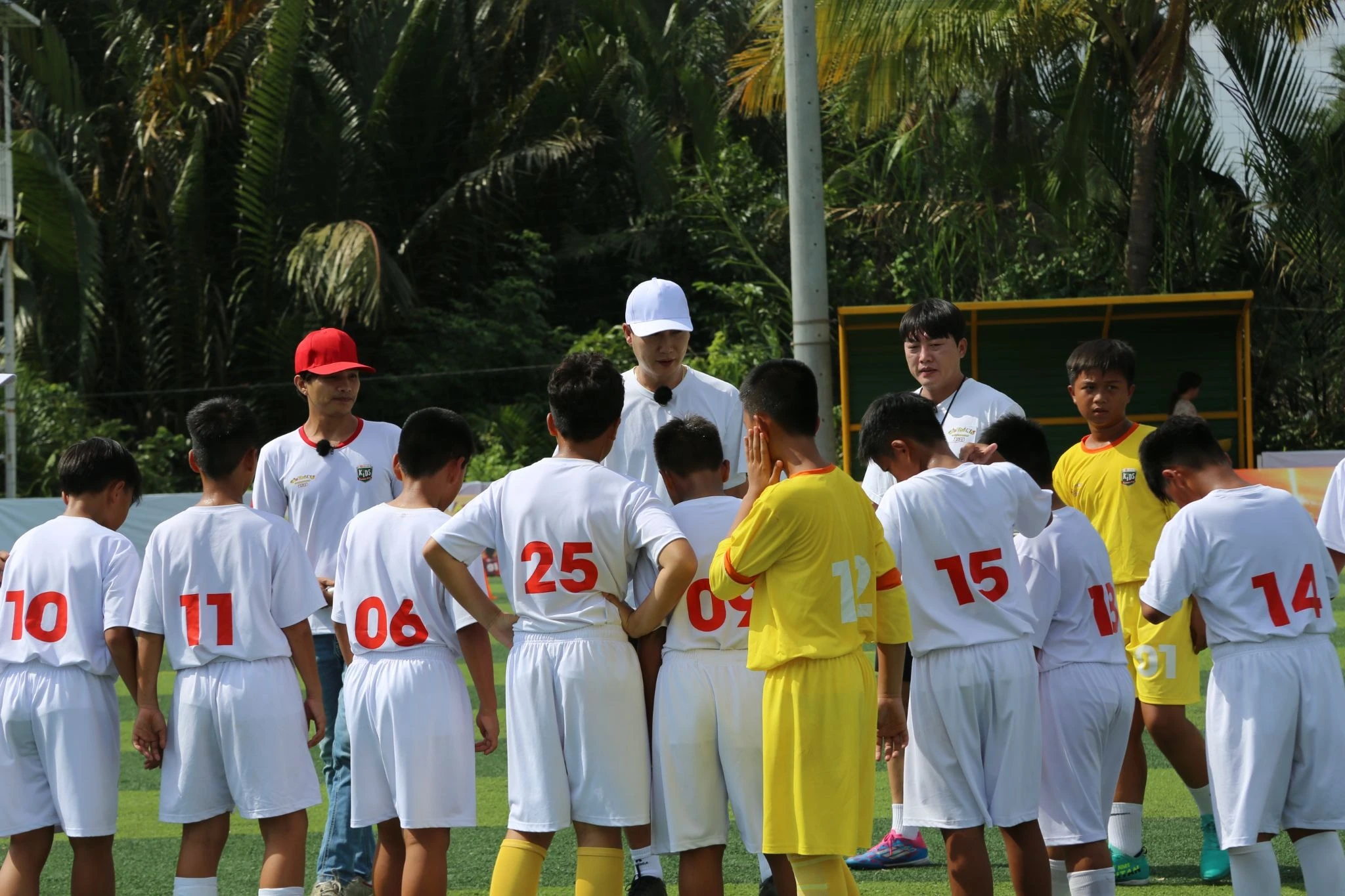 HLV Kim Sang Sik dốc hết sức cho cầu thủ nhí VN, nói về trận đấu với Thái Lan - Hình 4