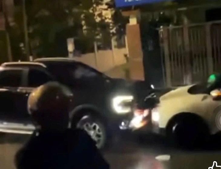 Làm rõ vụ việc tài xế xe bán tải nghi cố tình tông vào ô tô con - Hình 1