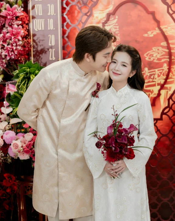 Lễ ăn hỏi Đình Tú - Ngọc Huyền: Cô dâu chú rể lộ diện quá đẹp đôi! - Hình 1