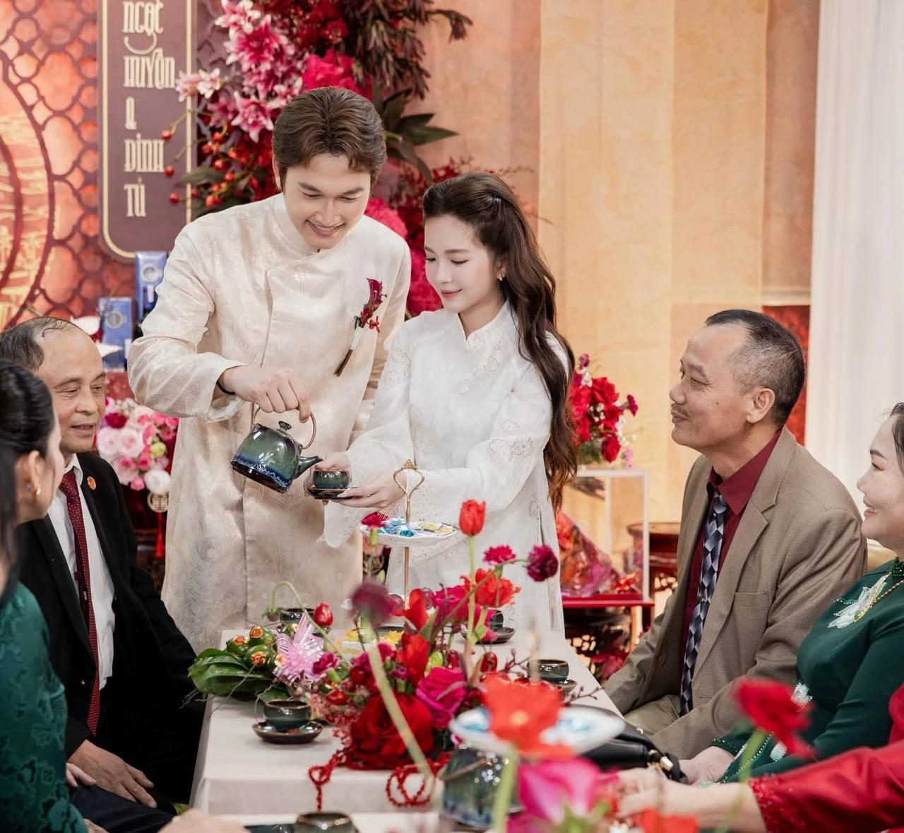 Lễ ăn hỏi Đình Tú - Ngọc Huyền: Cô dâu chú rể lộ diện quá đẹp đôi! - Hình 4