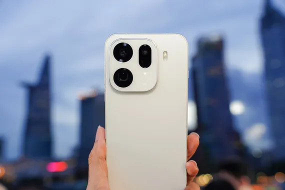 Lộ diện đối thủ cạnh tranh với iPhone 17 và Galaxy S25 Ultra - Hình 2