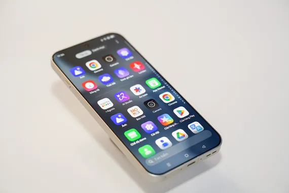 Lộ diện đối thủ cạnh tranh với iPhone 17 và Galaxy S25 Ultra - Hình 3