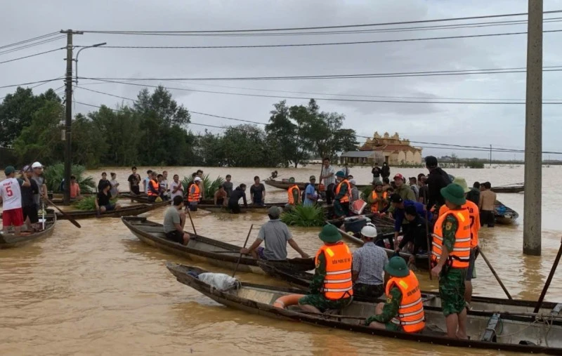 Chuyển hàng đến cứu trợ vùng lũ, ghe chở 6 người bị lật - Hình 2