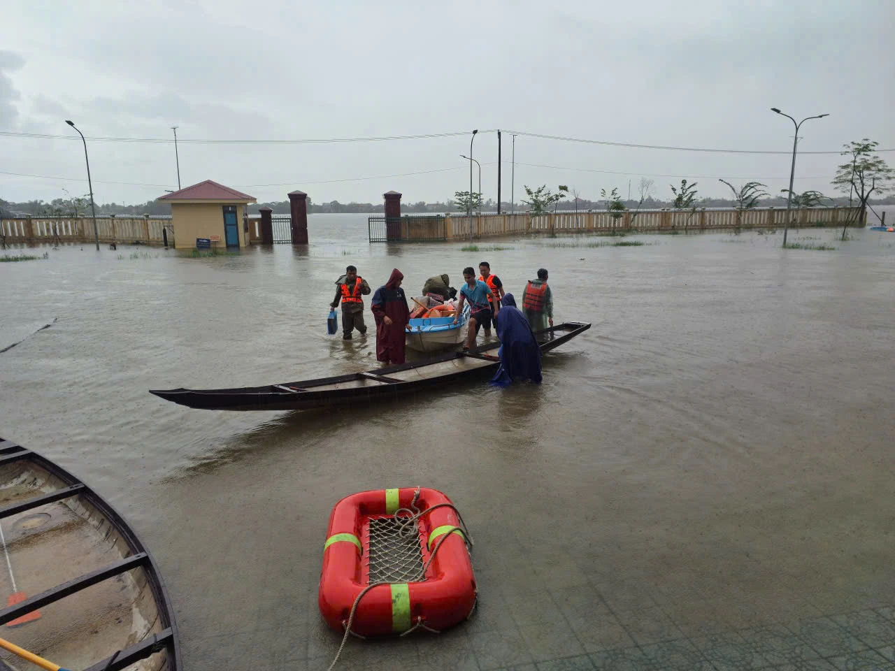 Chuyển hàng đến cứu trợ vùng lũ, ghe chở 6 người bị lật - Hình 1