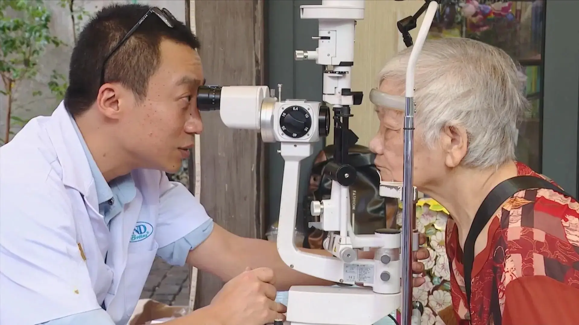 Chăm sóc sức khỏe thị lực cho người cao tuổi - Hình 1