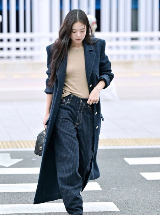 Jennie và V cùng nhau nắm tay đến Paris, tiếp tục lộ hint hẹn hò, fan sốc? - Hình 4