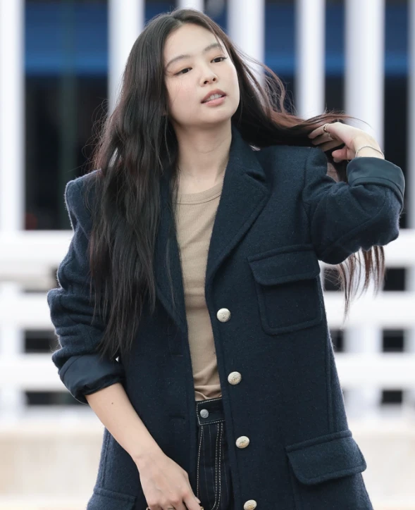 Jennie và V cùng nhau nắm tay đến Paris, tiếp tục lộ hint hẹn hò, fan sốc? - Hình 3