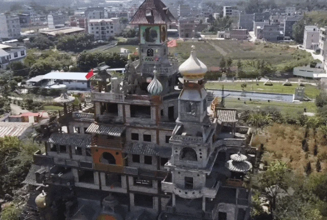 Bên trong biệt thự điên 51 tỷ, cao 30m, xây theo trí tưởng tượng suốt 10 năm của một nông dân Trung Quốc - Hình 1