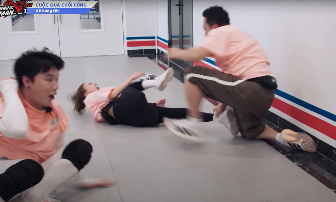 Ninh Dương Lan Ngọc lăn xả vật lộn với Trấn Thành bất chấp chấn thương - Hình 2