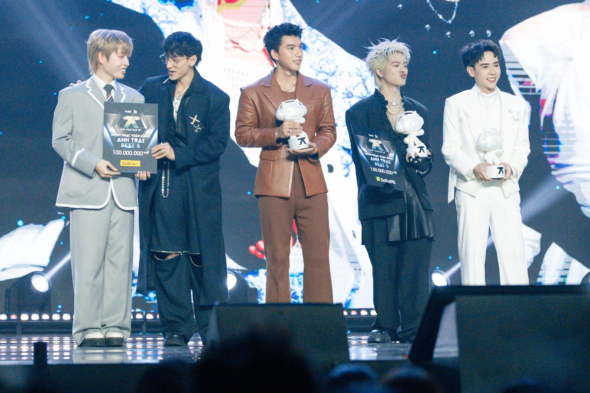 Mỹ nam gốc miền Tây đẹp trai nhất Vbiz: Cả đời không biết xấu là gì, cát xê từ 10.000 đồng đến hàng trăm triệu - Hình 5