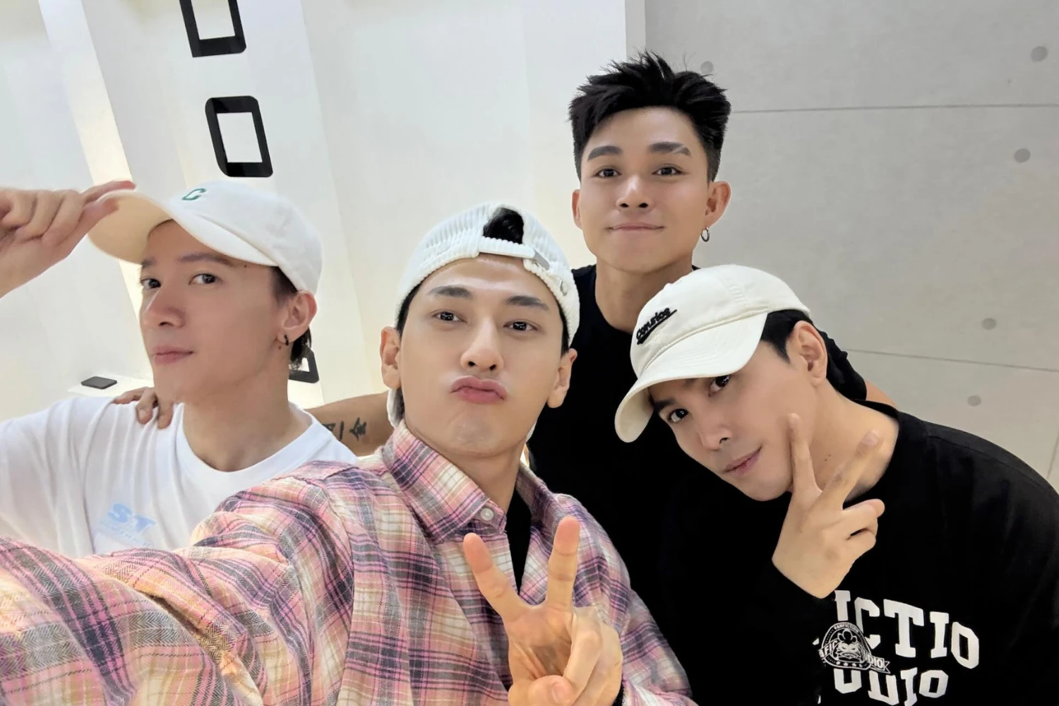 Mỹ nam gốc miền Tây đẹp trai nhất Vbiz: Cả đời không biết xấu là gì, cát xê từ 10.000 đồng đến hàng trăm triệu - Hình 7