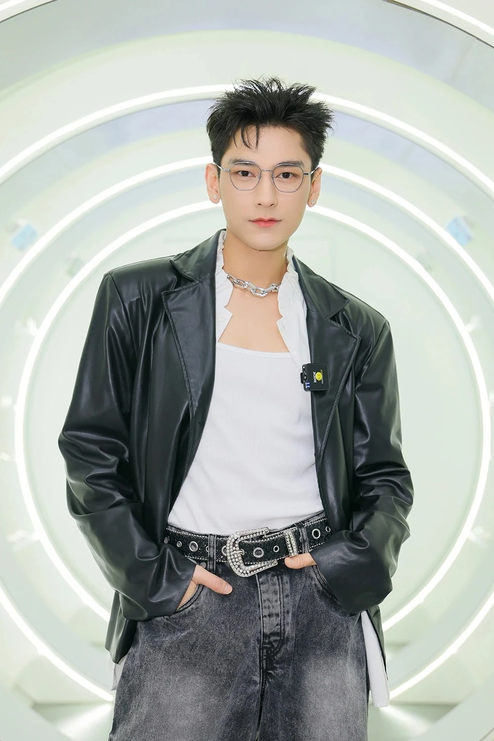 Mỹ nam gốc miền Tây đẹp trai nhất Vbiz: Cả đời không biết xấu là gì, cát xê từ 10.000 đồng đến hàng trăm triệu - Hình 1