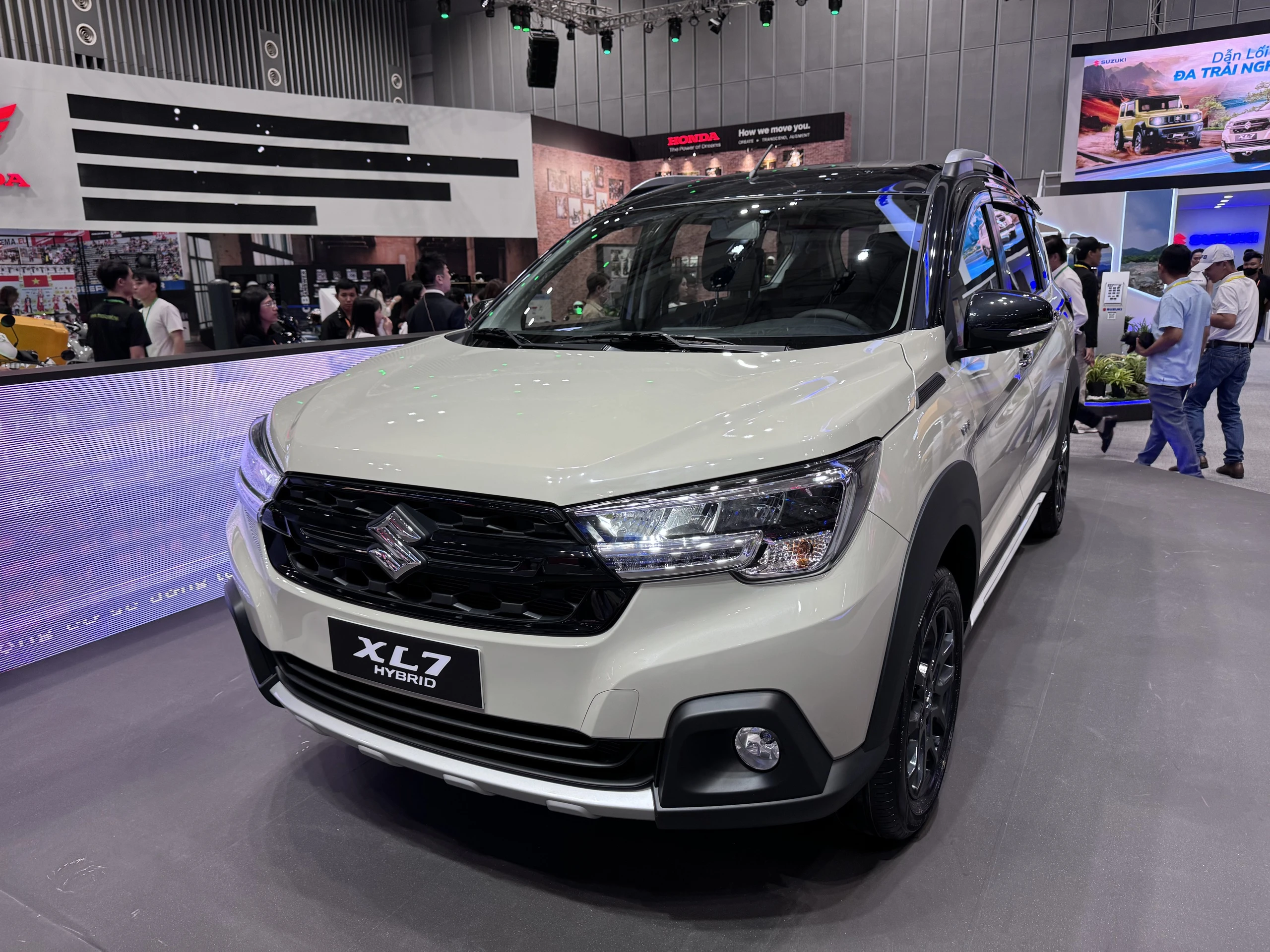 Nhiều mẫu xe 7 chỗ có giá ngang xe 4 chỗ - Hình 2