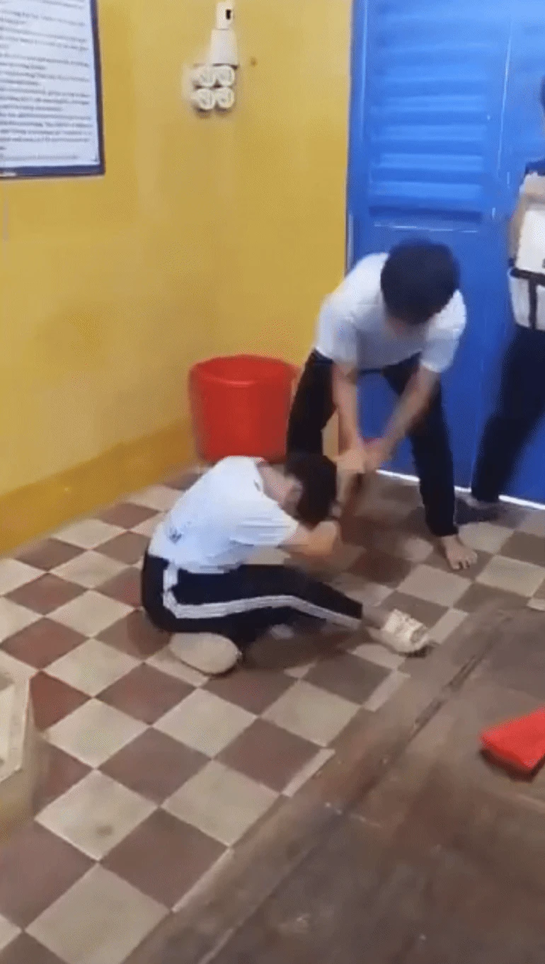 2 nam sinh đánh tới tấp, kéo lê 1 nữ sinh trong lớp học - Hình 2