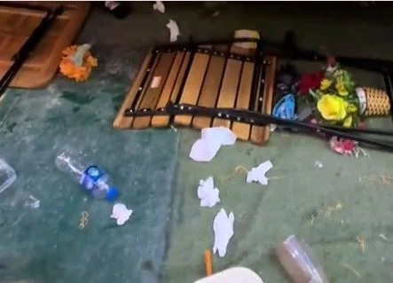 Khách Tây hú vía khi đoàn tàu hất văng bàn ghế ở phố đường tàu Hà Nội - Hình 2