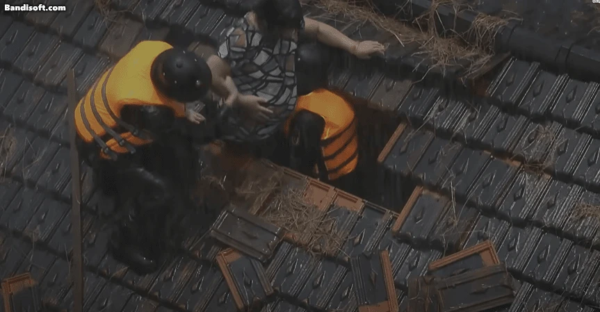 Sản phụ sắp sinh mắc kẹt trong mưa lũ, nước dâng tận nóc nhà, xem cảnh bộ đội giải cứu mà thắt lòng - Hình 4