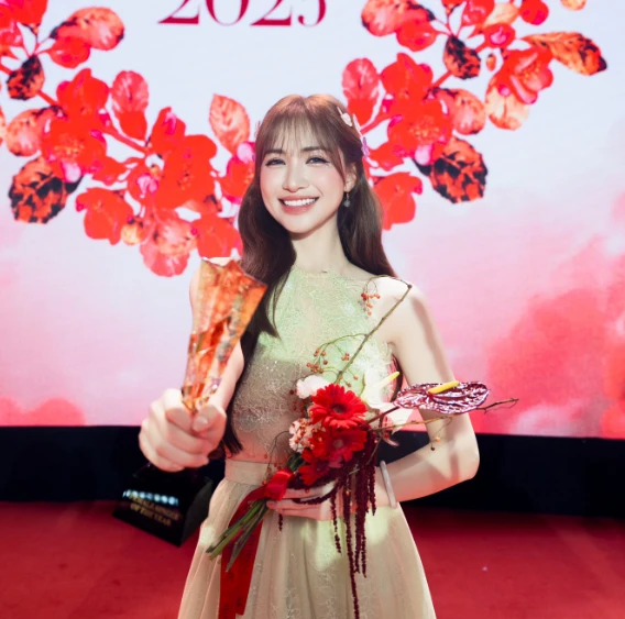 Hòa Minzy bị Nguyễn Văn Chung ẩn ý chuyện tình cảm, nghi là 1 cầu thủ, fan sốc! - Hình 2