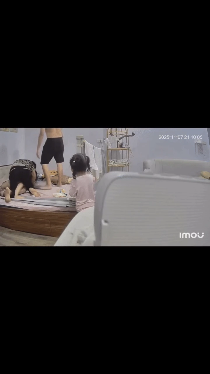 Xôn xao clip vụ mẹ chồng đè lên người, nắm tóc con dâu mới sinh gây phẫn nộ - Hình 1