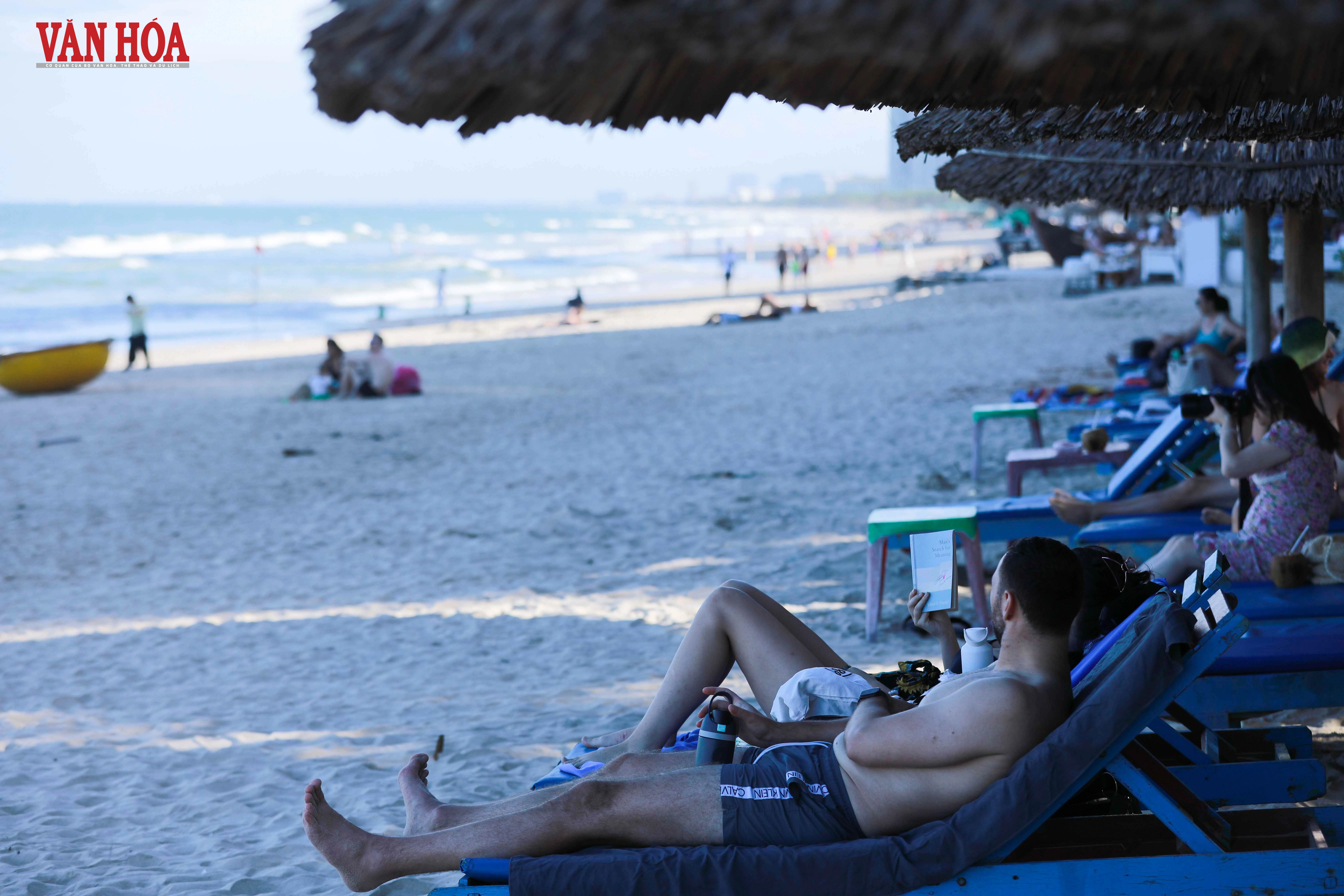 Biển Mỹ Khê nhộn nhịp trở lại sau bão số 13 - Hình 5