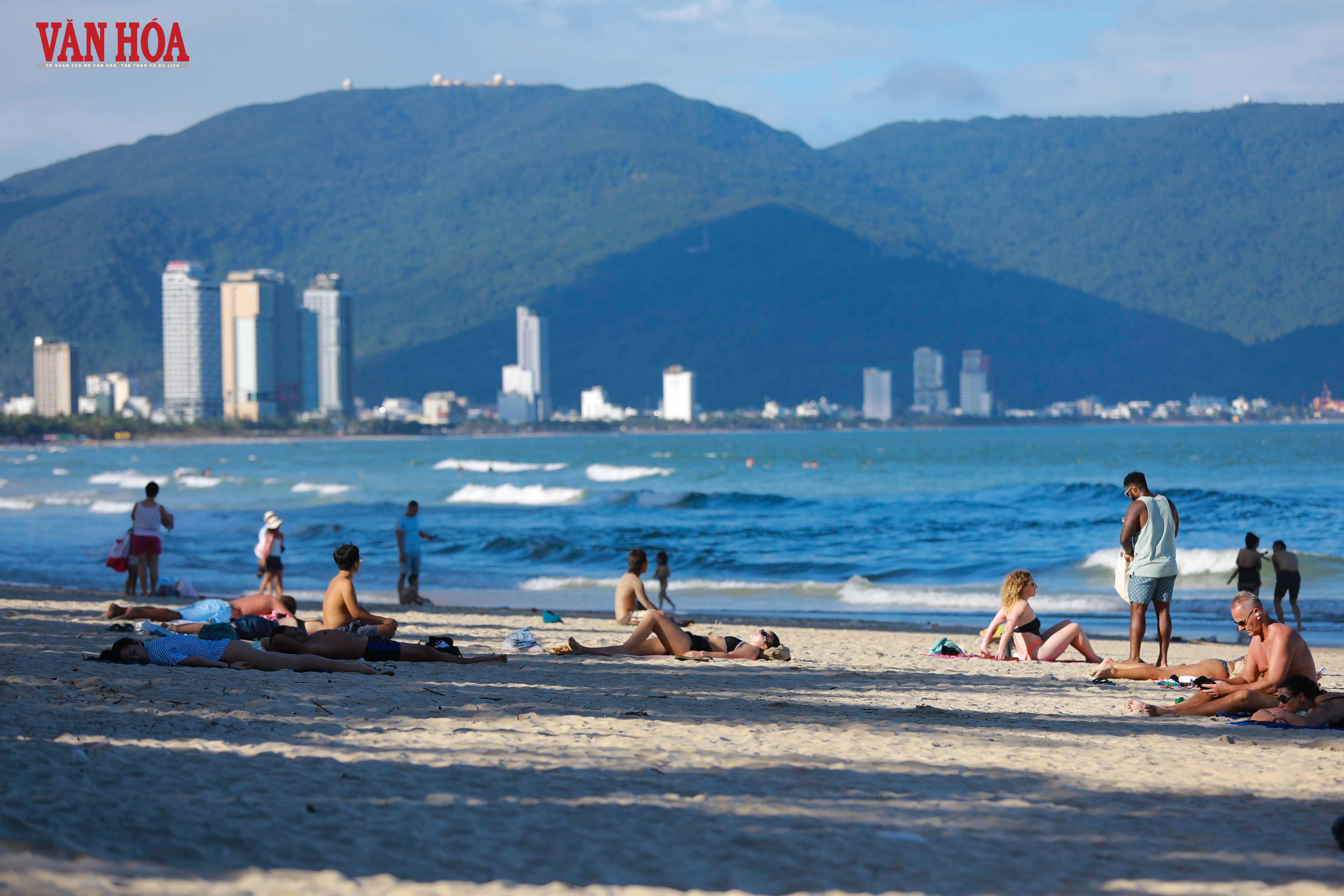 Biển Mỹ Khê nhộn nhịp trở lại sau bão số 13 - Hình 2