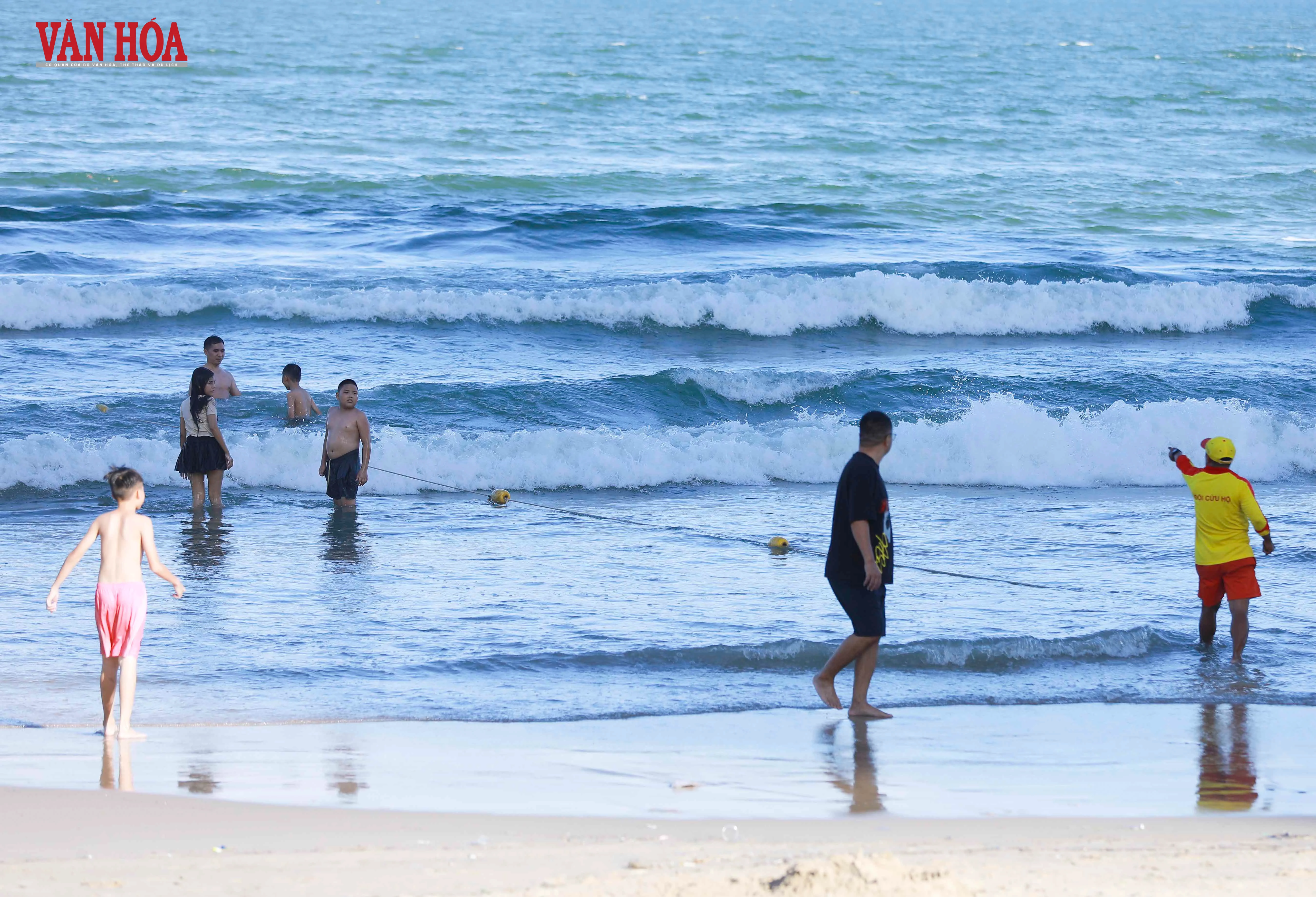 Biển Mỹ Khê nhộn nhịp trở lại sau bão số 13 - Hình 9