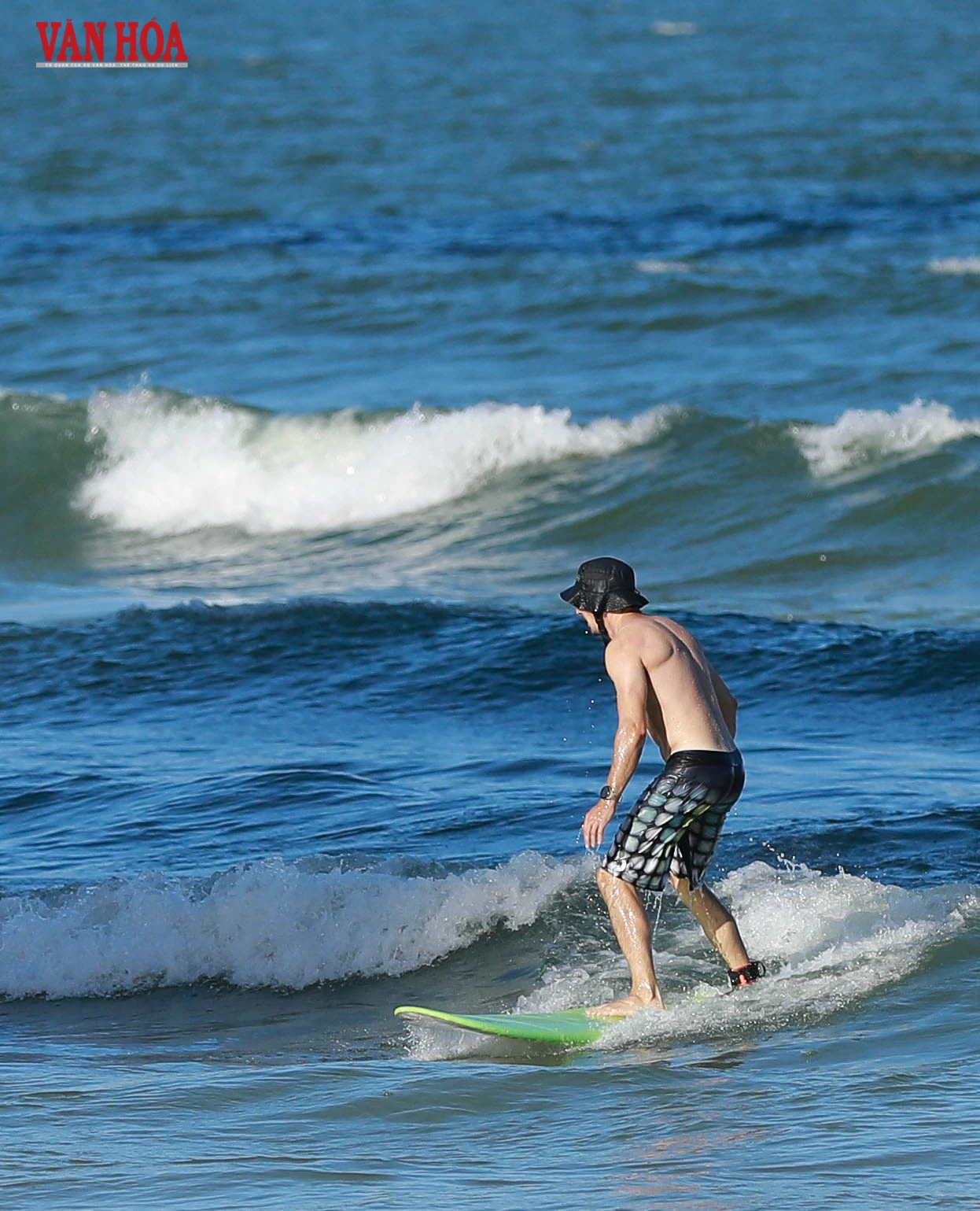 Biển Mỹ Khê nhộn nhịp trở lại sau bão số 13 - Hình 11