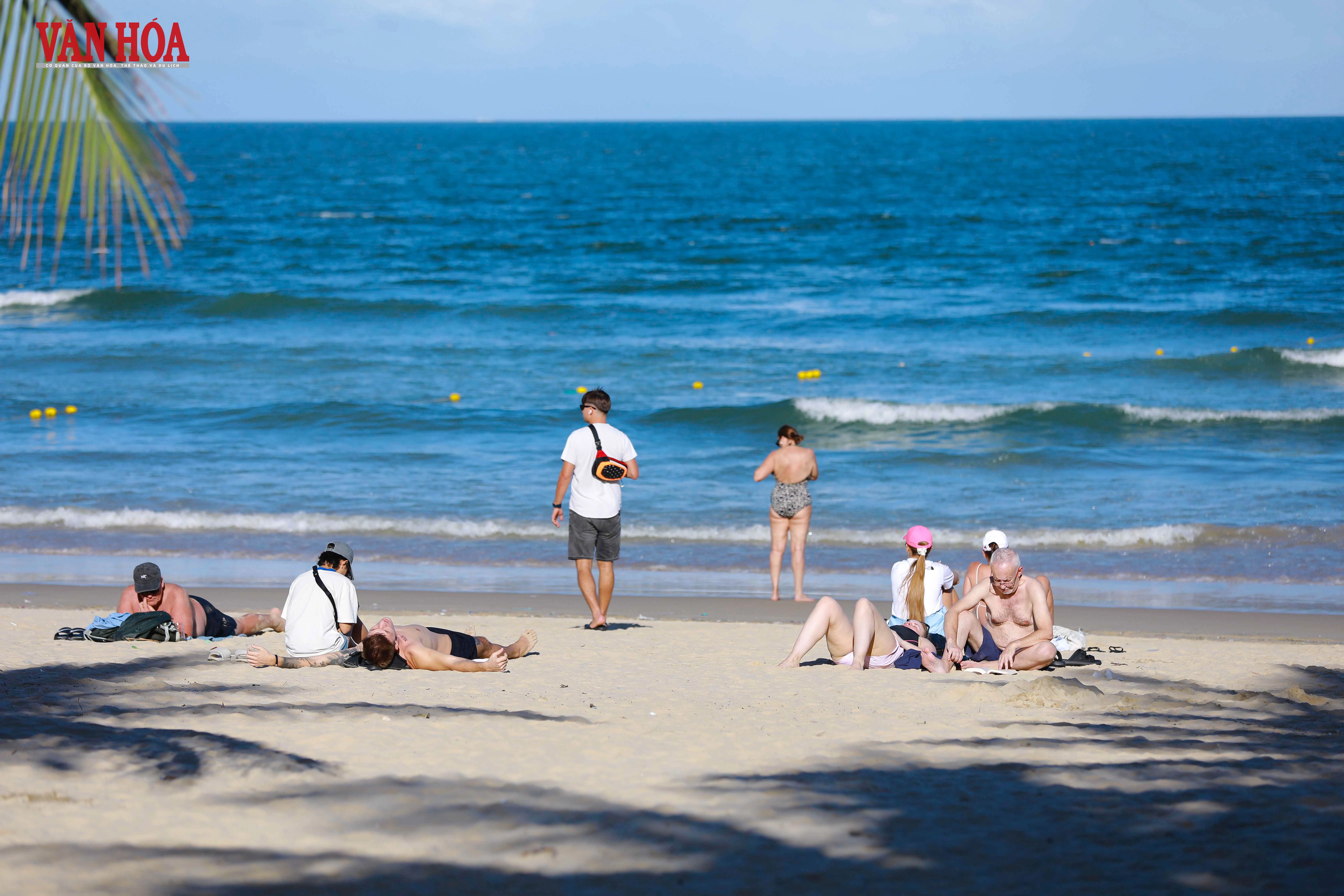 Biển Mỹ Khê nhộn nhịp trở lại sau bão số 13 - Hình 6