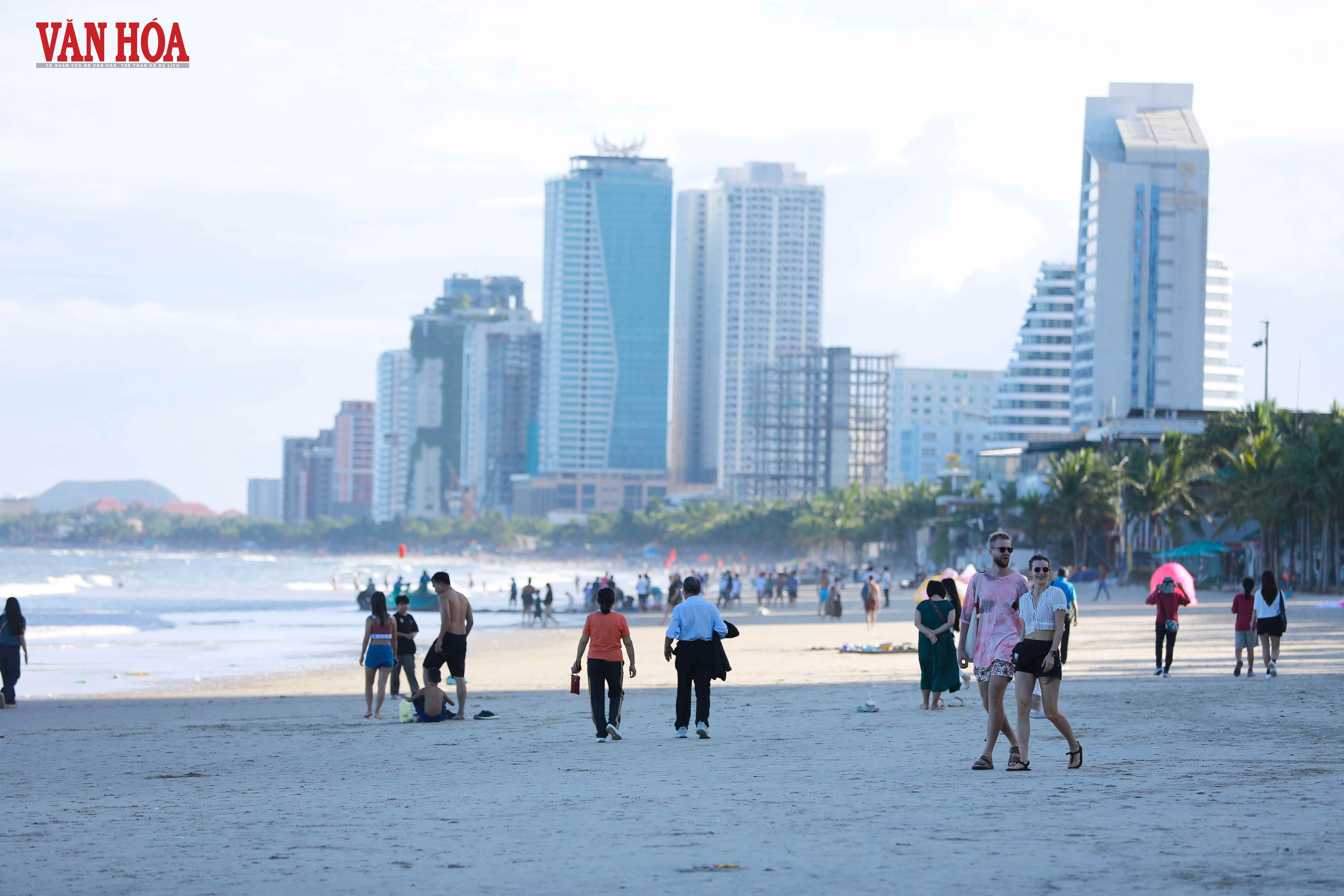 Biển Mỹ Khê nhộn nhịp trở lại sau bão số 13 - Hình 1