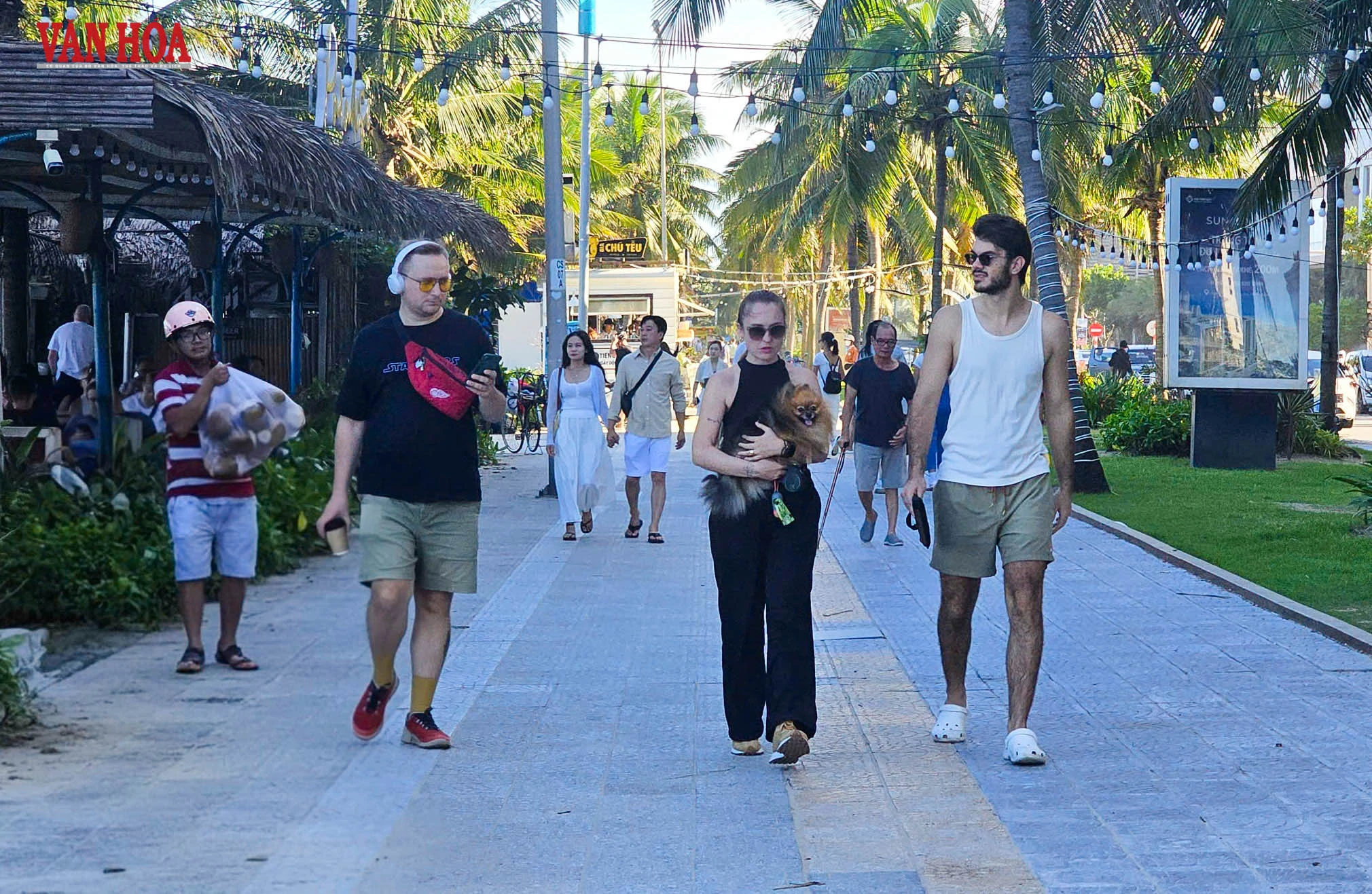 Biển Mỹ Khê nhộn nhịp trở lại sau bão số 13 - Hình 12