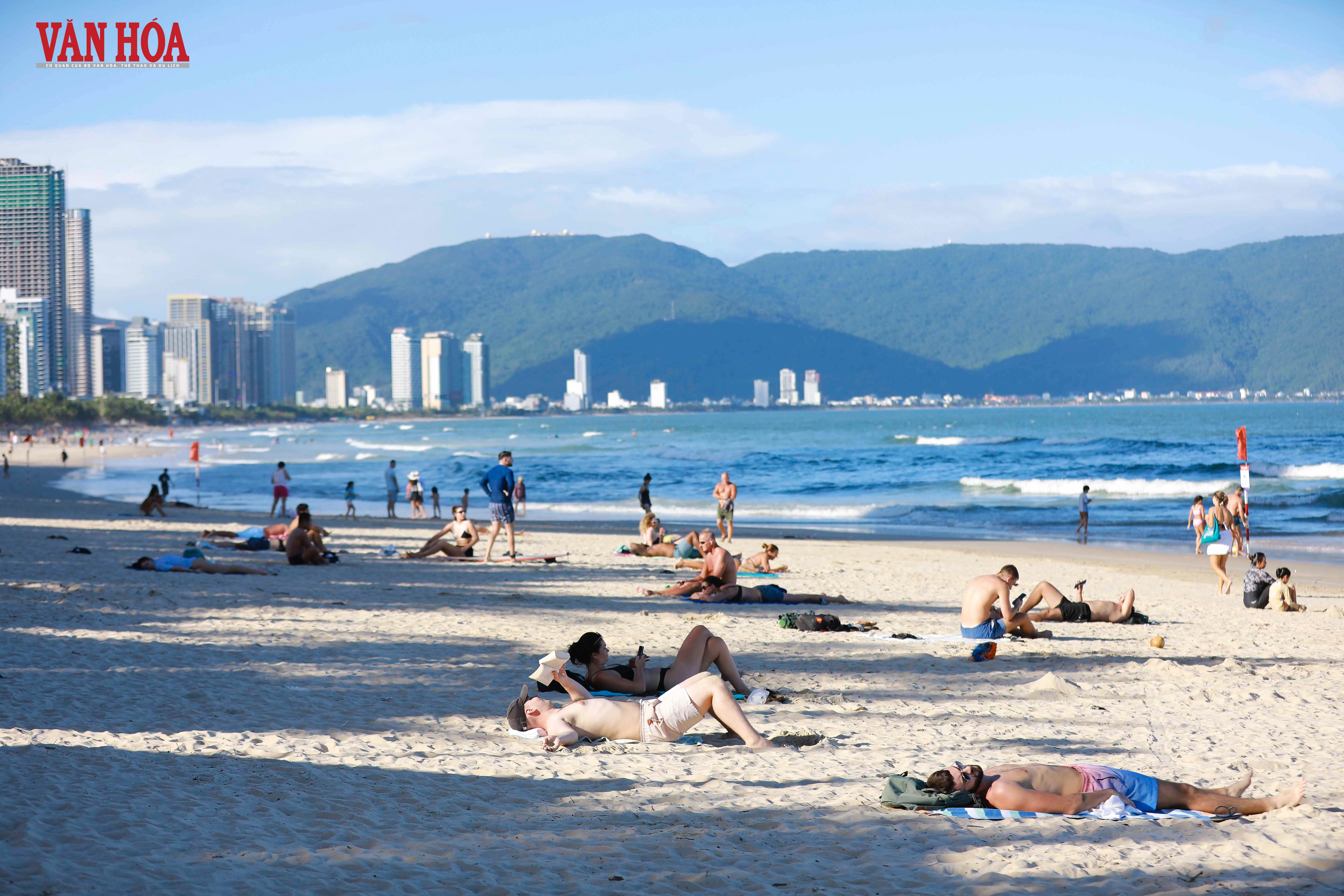 Biển Mỹ Khê nhộn nhịp trở lại sau bão số 13 - Hình 7